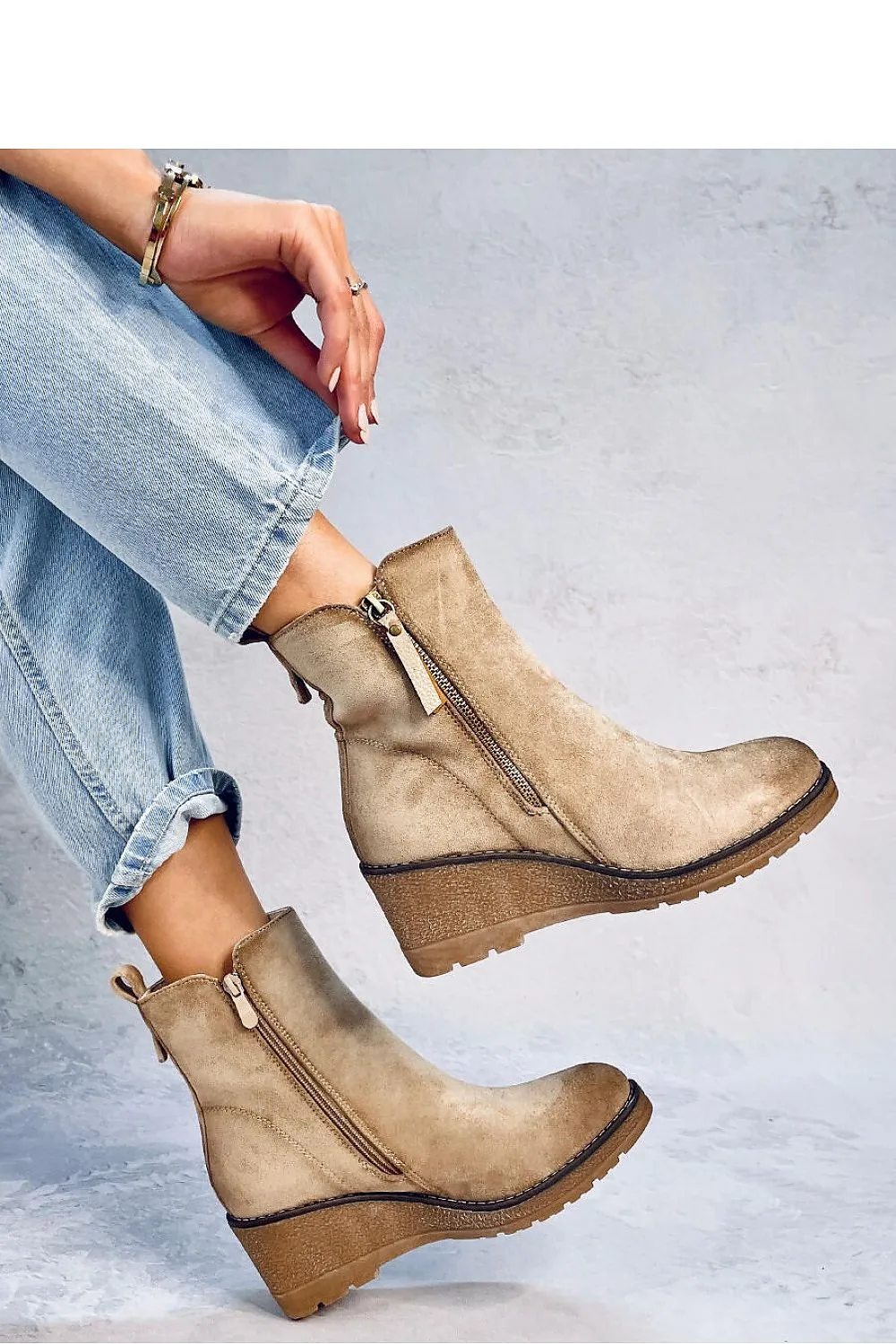 Buskin boots