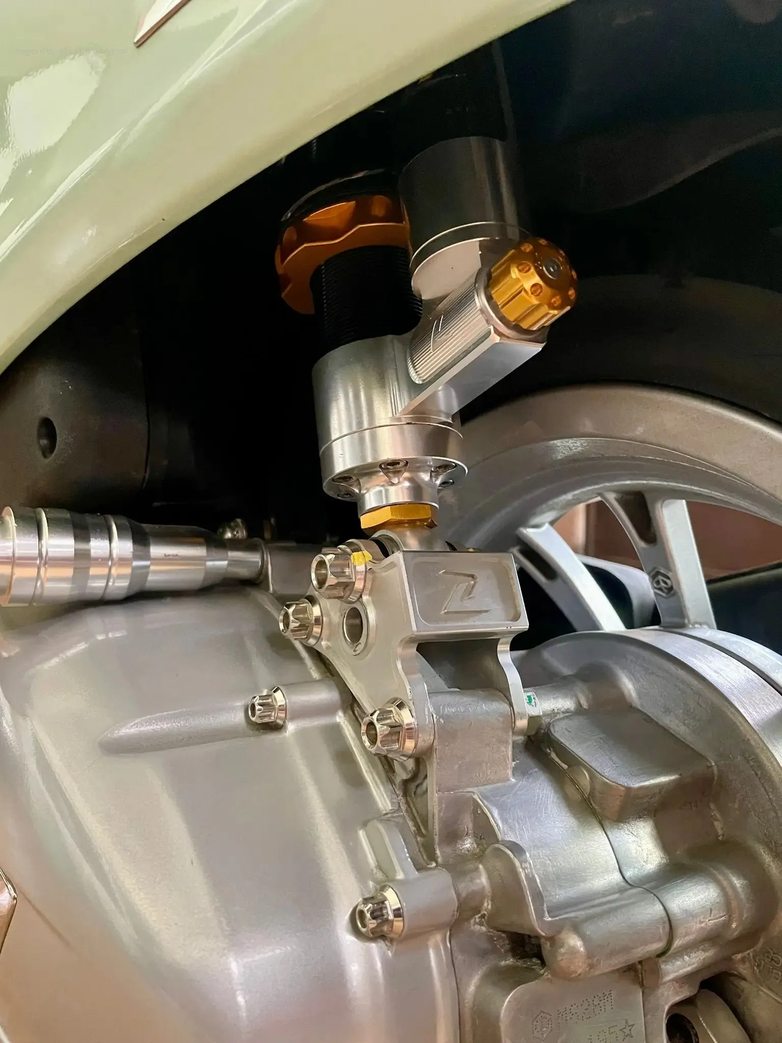 Height Reducer Adapter ZELIONI Silver | Vespa Primavera/ Sprint 125-150cc i.e.