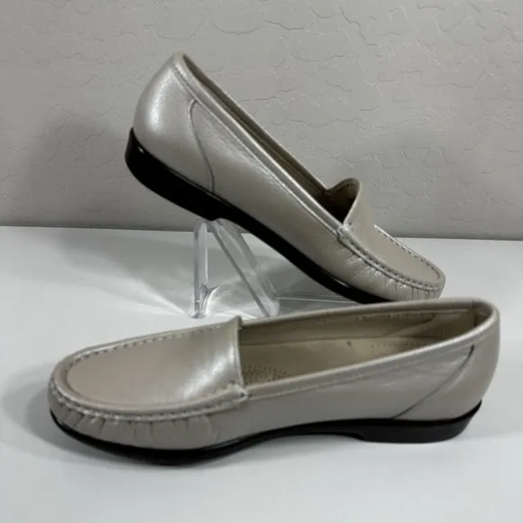 SAS Women's Loafer Gold Metallic Textured Leather Comfort Loafer Size 9N